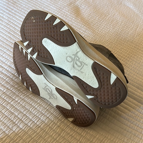 OTBT Bethel Gray Vegan Zip Ankle Bootie. Size 8 - Picture 4 of 9